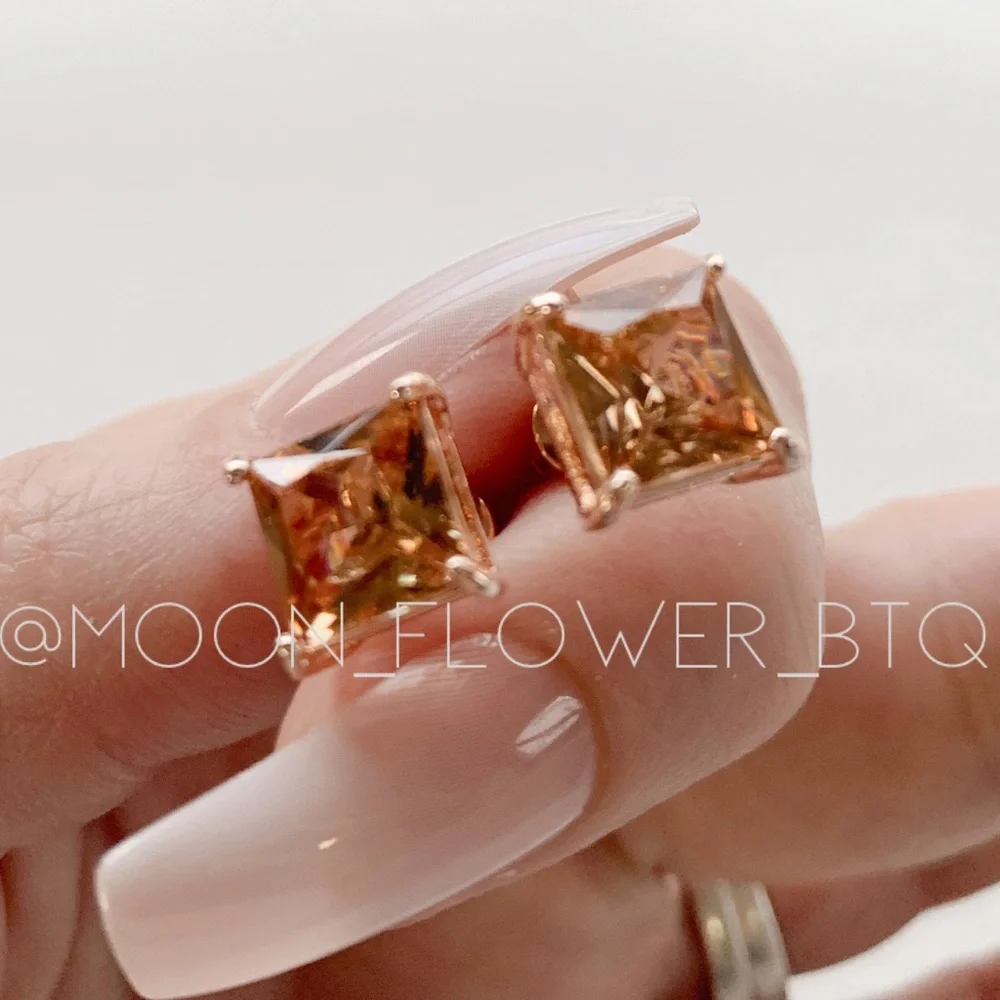 18k Rose Gold Square Stud Earrings - Picture 3 of 7